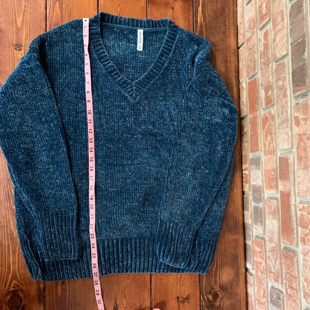 Zenana Outfitters Medium Blue V-Neck Women's Super Soft Pullover Sweater EUC